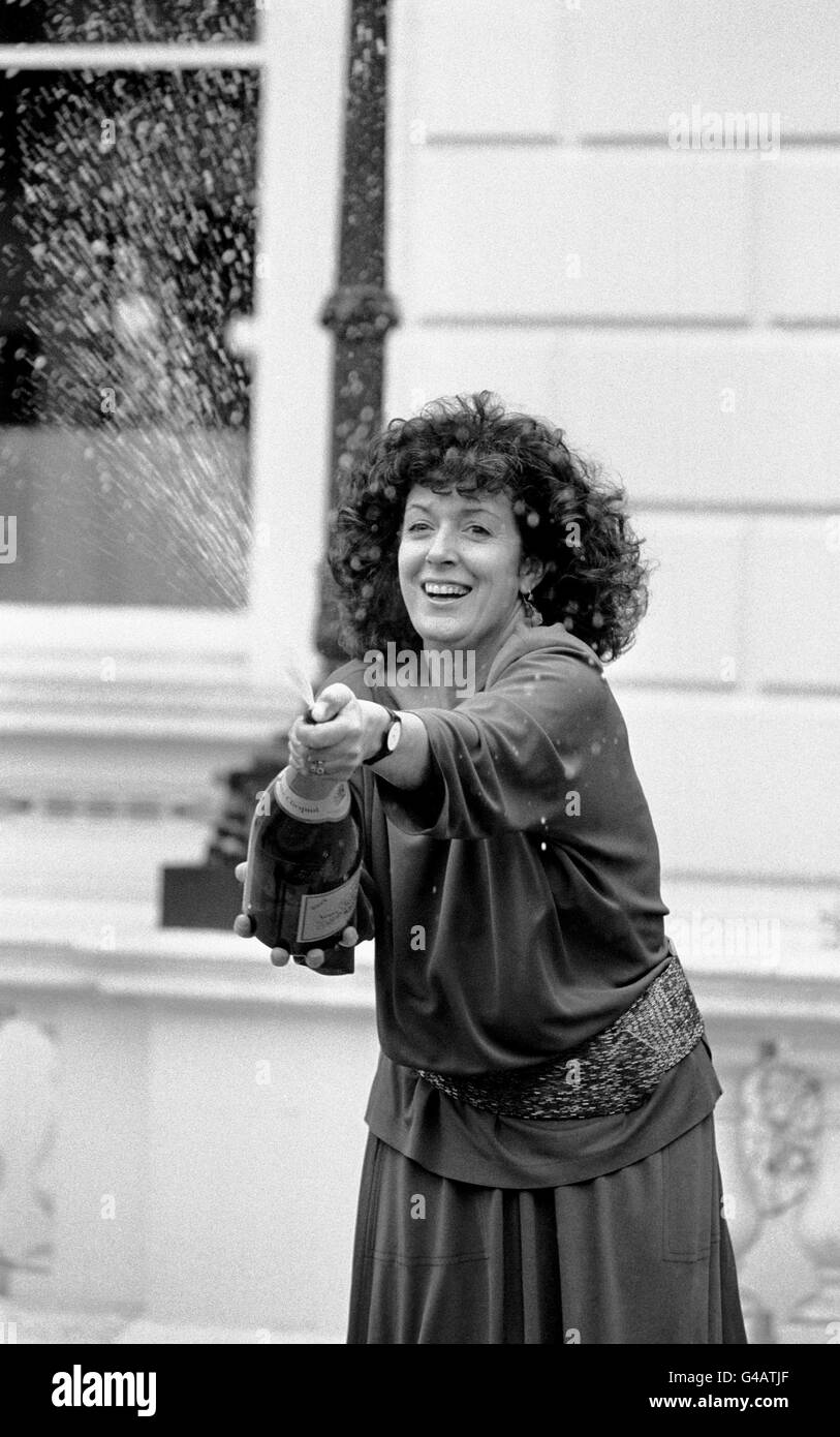 Anita Roddick, Geschäftsführerin von 'The Body Shop', feiert mit Champagner, nachdem sie in London zur Business Woman of the Year 1984 ernannt wurde. Stockfoto