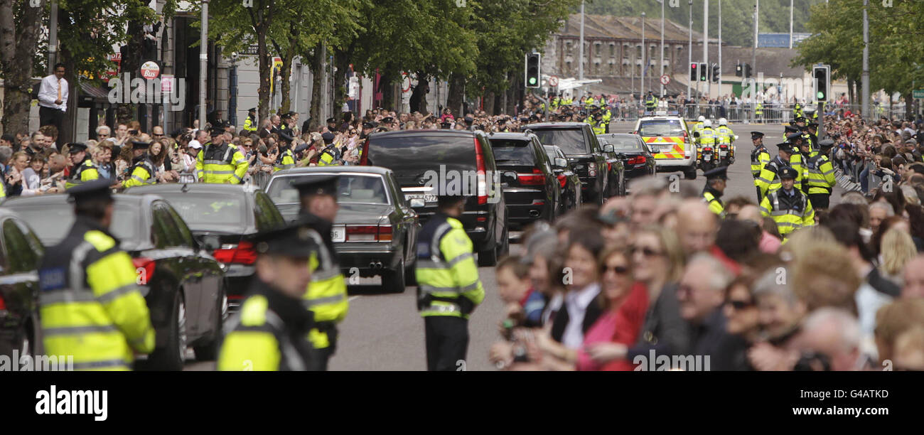 Die Menge jubelt, als Königin Elizabeth II. Die Autokolonne heute, am letzten Tag ihres Staatsbesuches in Irland, im Stadtzentrum von Cork vorbeifährt. Stockfoto