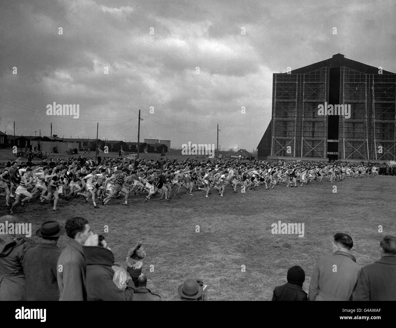 Leichtathletik - Englische Cross Country Union - RAF Stationn Cardington. Der Start des Senior Race mit 742 Läufern. Stockfoto