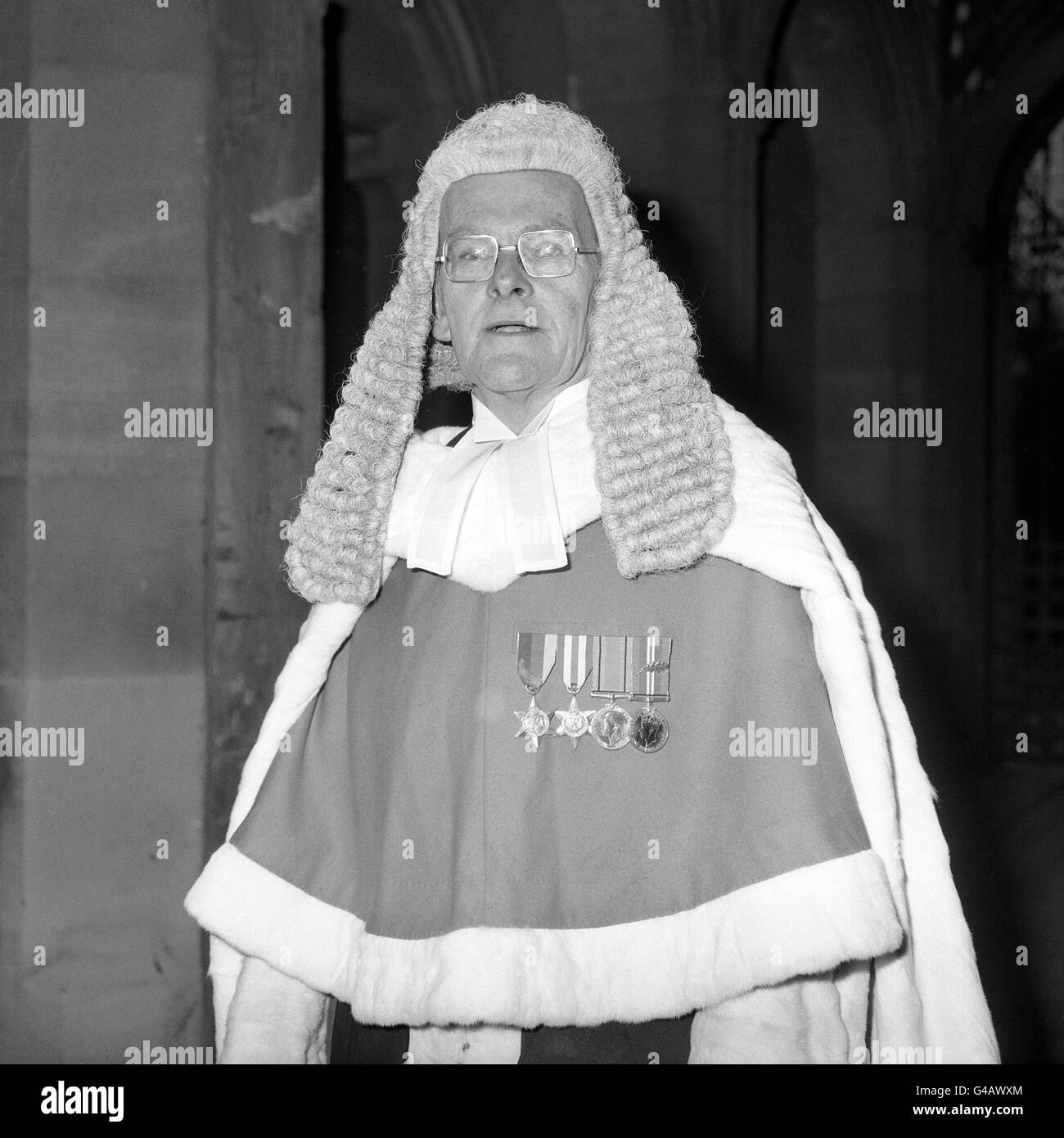 Sein Ehrenrichter Roger Jocelyn Parker, am Royal Court, House of Lords, London, nach seiner Vereidigung. Er beauftragte die Division „Bank der Königin“. Stockfoto