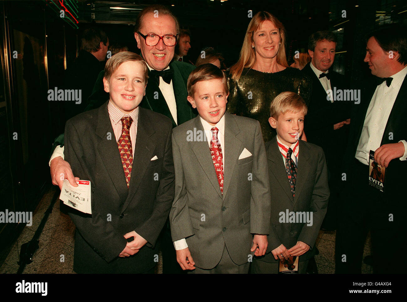 PA NEWS PHOTO 19/12/96 SIR DAVID FROST, FRAU LADY CARINA UND DREI SÖHNE (VON LINKS NACH RECHTS) MILES, WILFRED UND GEORGE BESUCHEN DIE FILMPREMIERE VON 'EVITA' AUF DEM EMPIRE LEICESTER SQUARE, LONDON Stockfoto