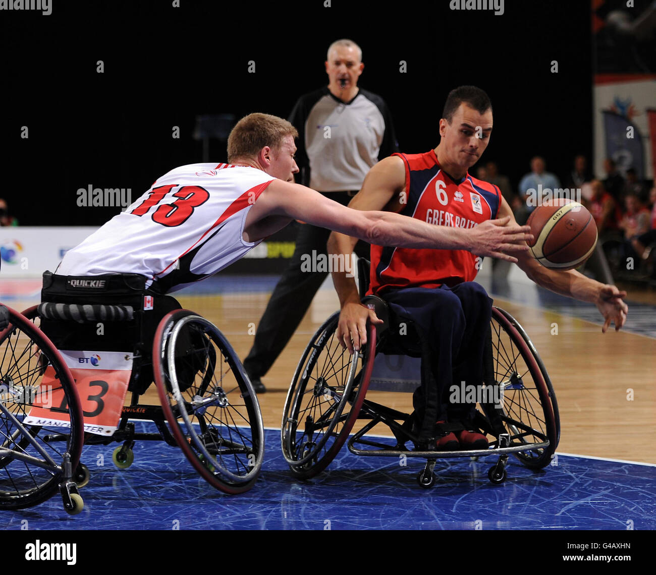 Der Großbritanniens Matthew Sealy und der Kanadier Patrick Anderson (links) beim Männer-Rollstuhl-Basketball während der Paralympischen Weltmeisterschaft in Manchester. Stockfoto