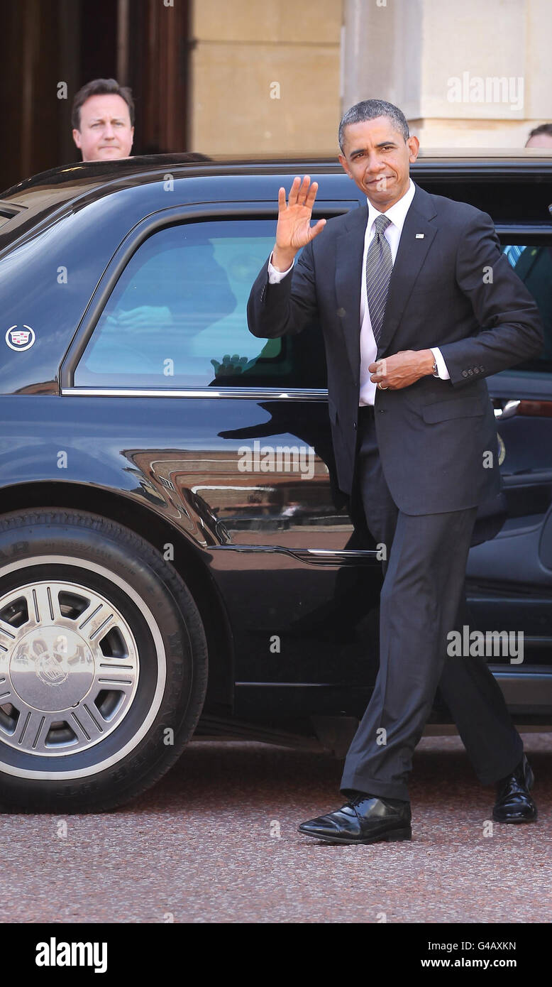 Der britische Premierminister David Cameron (links) und US-Präsident Barack Obama treffen im Lancaster House in London ein, um eine gemeinsame Pressekonferenz abzuhalten. Stockfoto