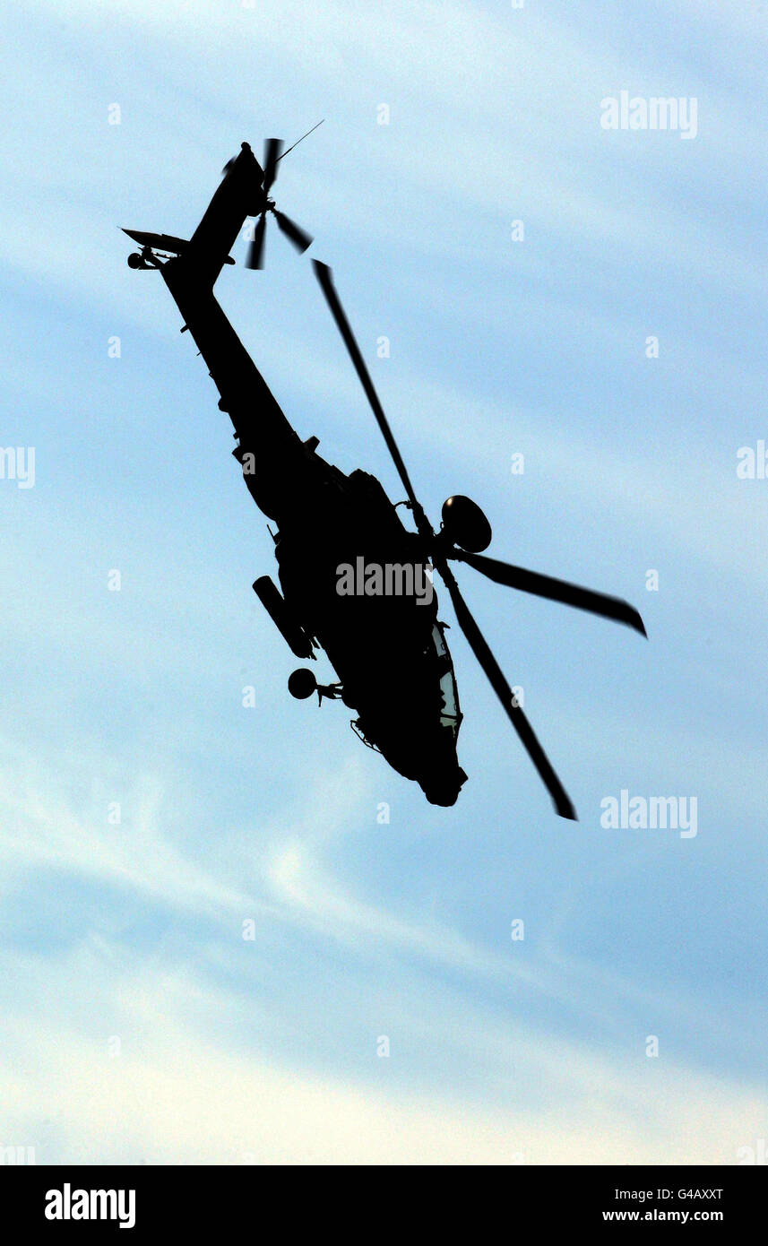 Ein Apache-Angriffshubschrauber, der während eines Showcase an der Basis eine Fähigkeitsanzeige bei AAC Wattisham in Suffolk durchführt. Stockfoto