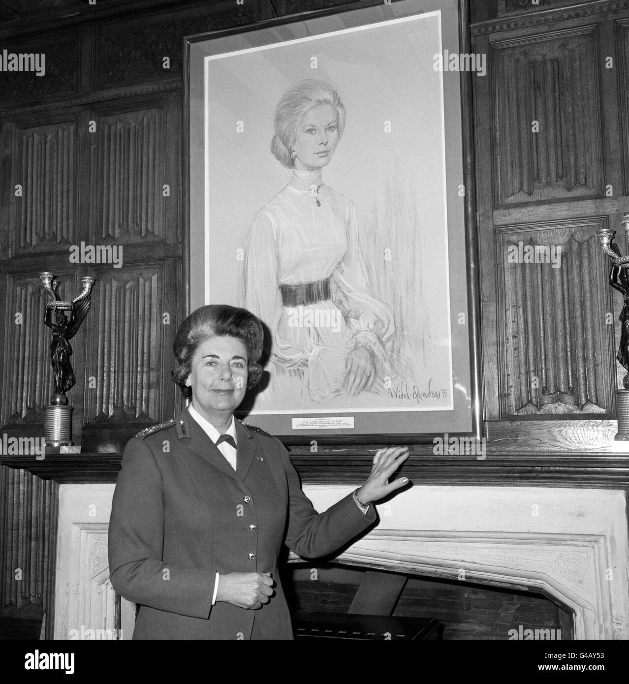 Brigadier Eileen Nolan, Direktorin der Women's Royal Army Corp., steht unter einem neuen Porträt der Herzogin von Kent, Kontrollkommandant des WRAC, im Hauptquartier-Chaos in London. Stockfoto
