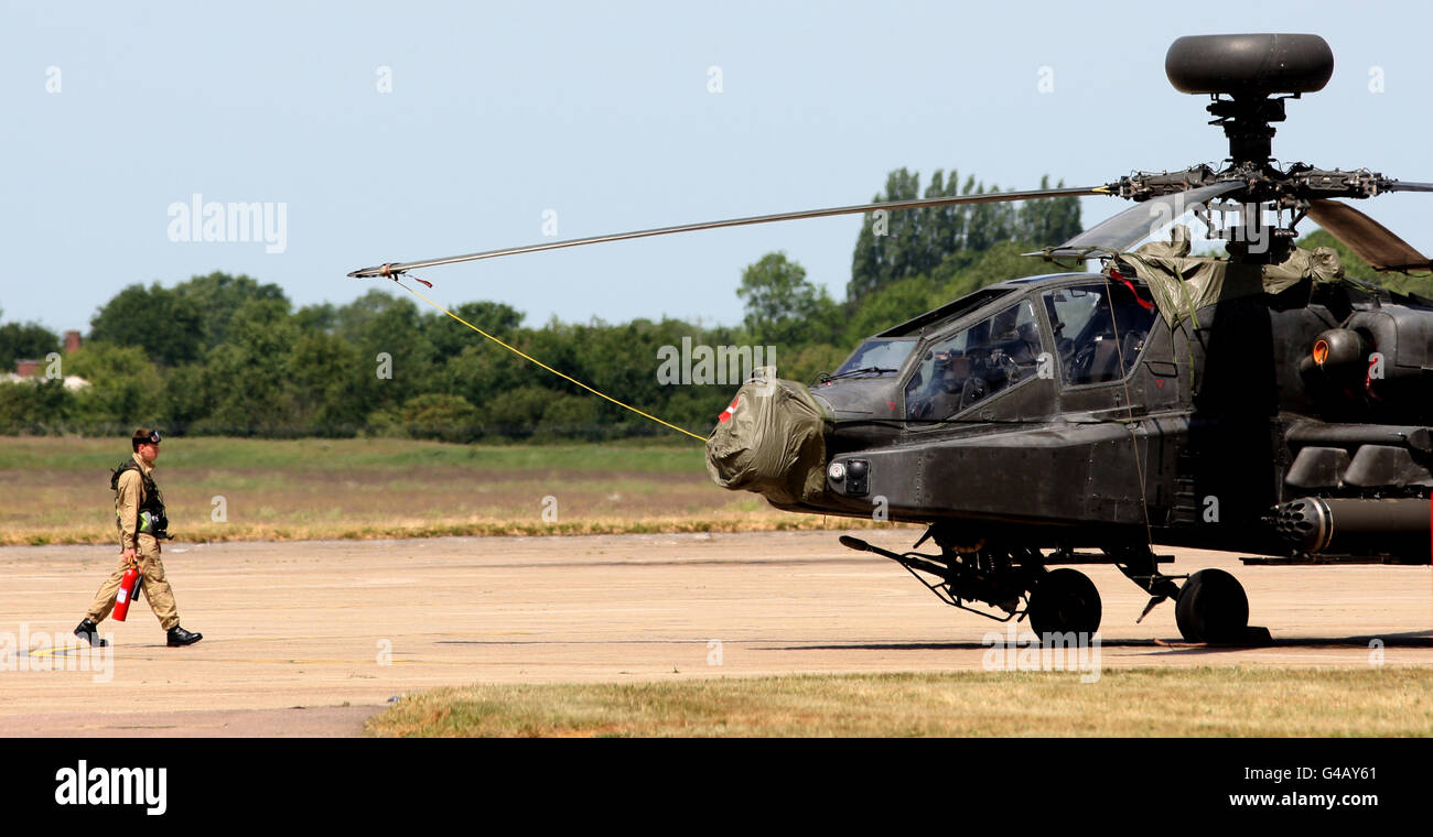 Ein Apache-Angriffshubschrauber bei AAC Wattisham in Suffolk, während einer Vitrine an der Basis. Stockfoto