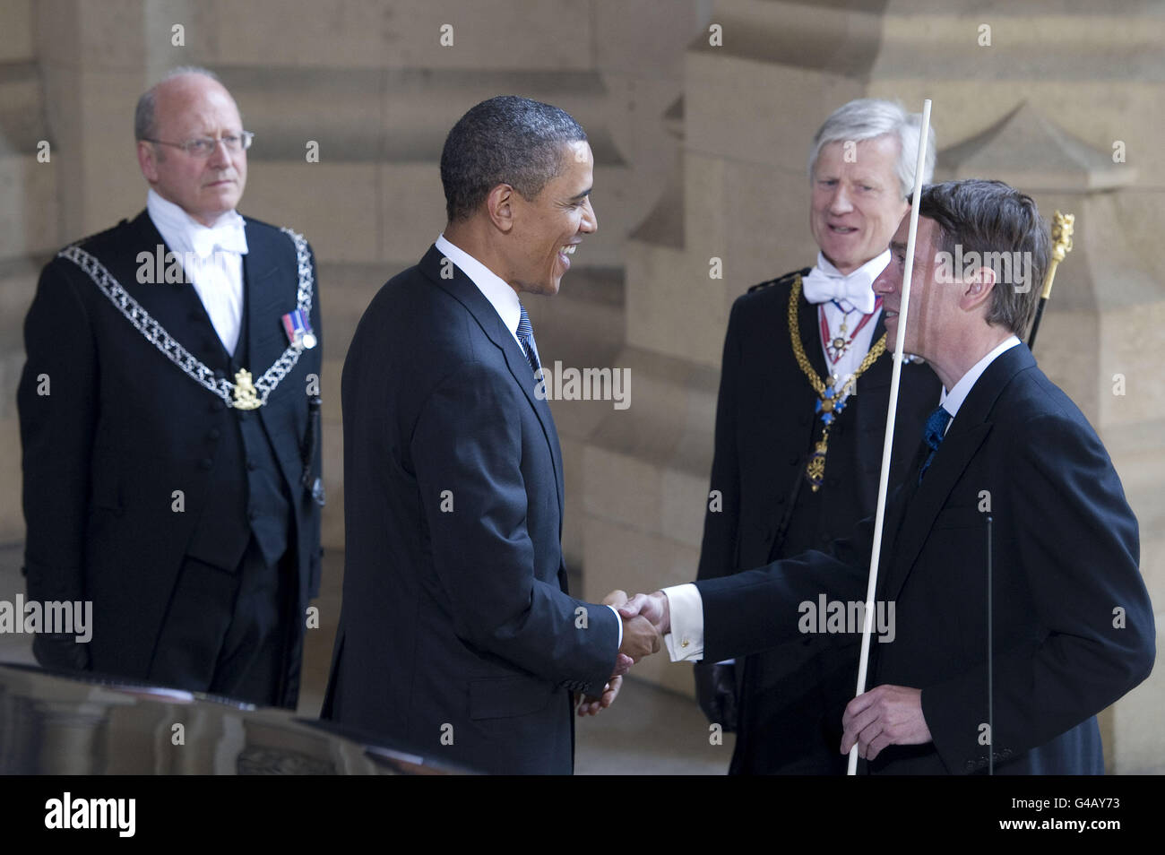 US-Präsident Barack Obama wird von Lord Great Chamberlain, der Marquess of Cholmondeley (R) und Generalleutnant David Leakey, bekannt als "Black Rod", da er am Eingang Herrscher, der Palace of Westminster im Zentrum von London am 25. Mai 2011 kommt begrüßt. AFP PHOTO / CARL COURT Stockfoto