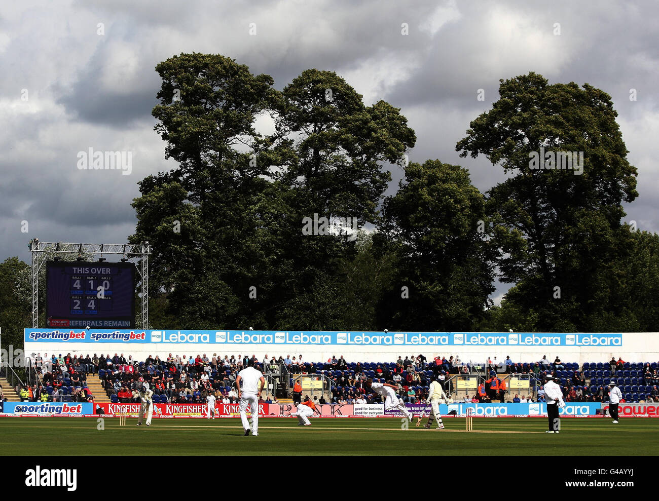 Spielen schließlich beginnt um 15:30 Uhr während des Tages einer der npower First Test im SWALEC Stadium, Cardiff. Stockfoto