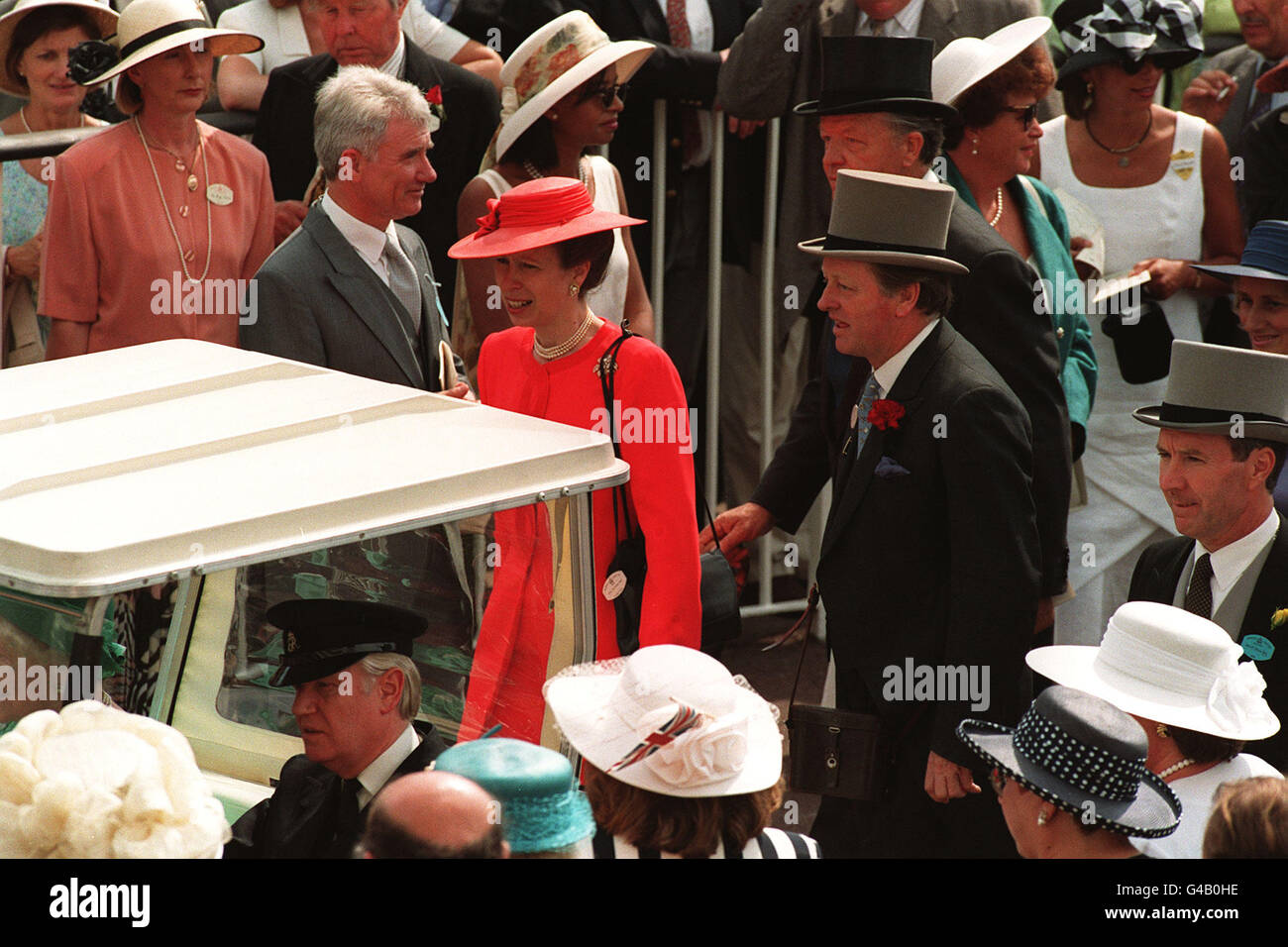 PA-NEWS FOTO 18.06.96 DIE PRINCESS ROYAL UND ANDREW PARKER-BOWLES FOLGEN DER KÖNIGIN-MUTTER DURCH DIE MASSEN IN ASCOT Stockfoto