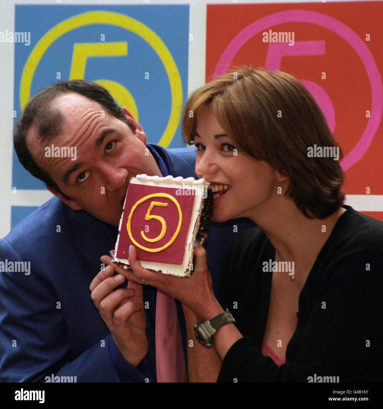 Die Moderatoren Jack Docherty und Sara Cox feiern das erste Jubiläum von Channel 5 TV im Londoner Büro des Unternehmens. Stockfoto
