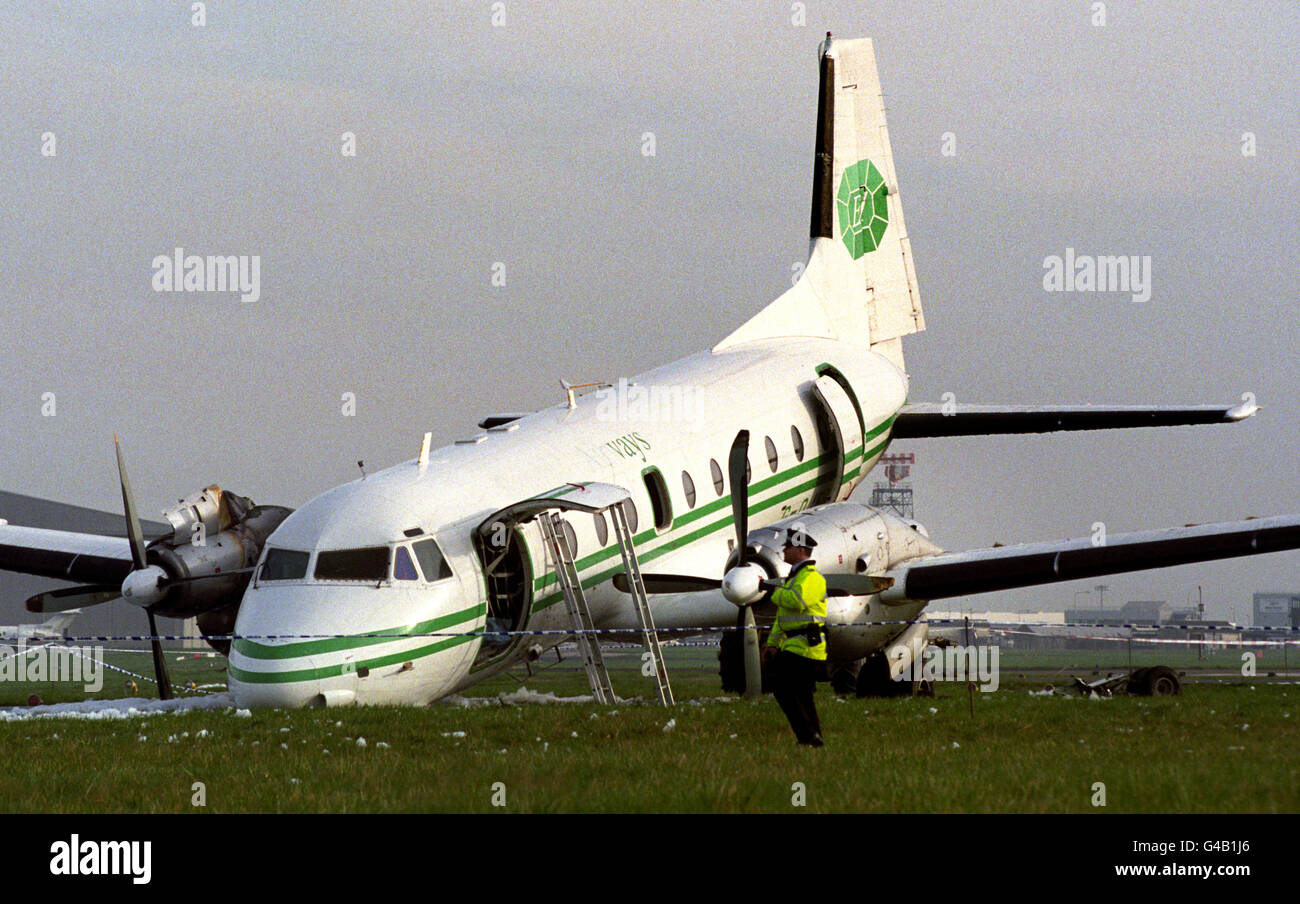 Das abstürzende Emerald Airways-Flugzeug landete am Flughafen Stansted in den frühen Morgenstunden mit der Fußballmannschaft von Leeds Utd und ruht heute (Dienstag) auf der Nase. Siehe PA Story LEEDS Air. Bild von Stefan Rousseau/PA. Stockfoto