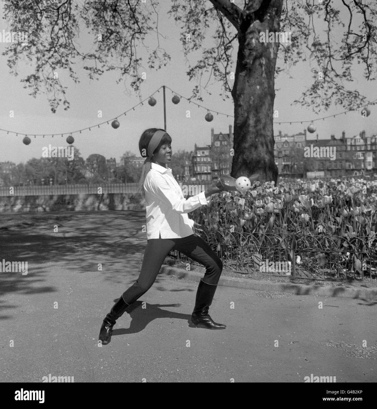 Die 16-jährige Popsängerin Millie probiert Slingball aus, ein neues Ballspiel, das seine erste öffentliche Demonstration in Großbritannien in Battersea Pleasure Gardens findet Stockfoto