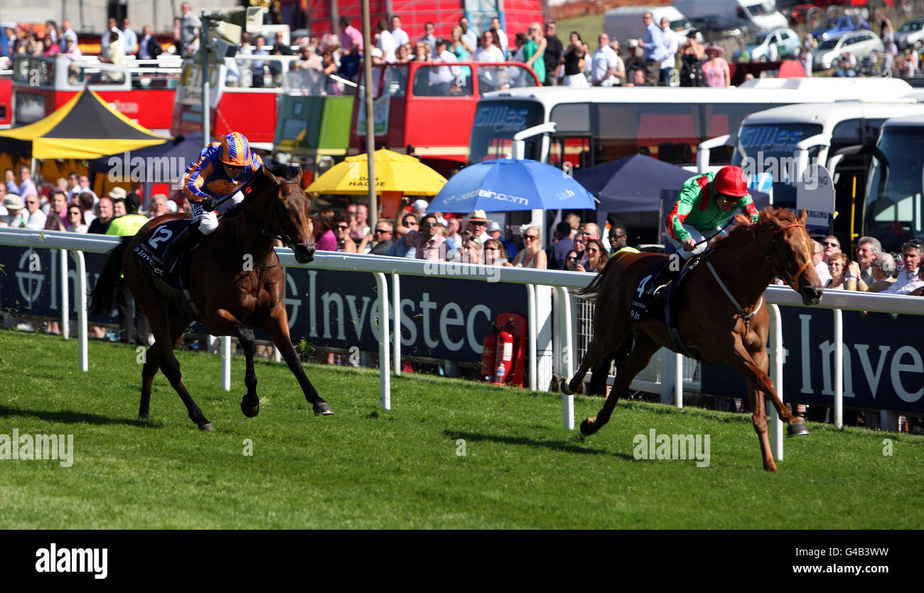 Dancing Rain von Johnny Murtagh (rechts) gewinnt die Investec Oaks während des Ladies Day beim Investec Derby Festival, Epsom Downs Racecourse. Stockfoto