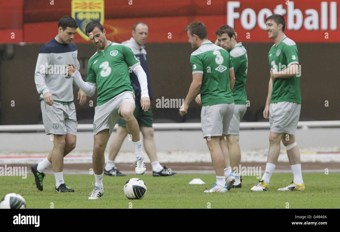 Fußball - UEFA Euro 2012 - Qualifikation - Gruppe B - Mazedonien / Republik Irland - Republik Irland Training und Press Con.... Keith Fahey aus der Republik Irland am Ball (zweiter links) während einer Trainingseinheit in der Philip II Arena, Skopje, Mazedonien. Stockfoto