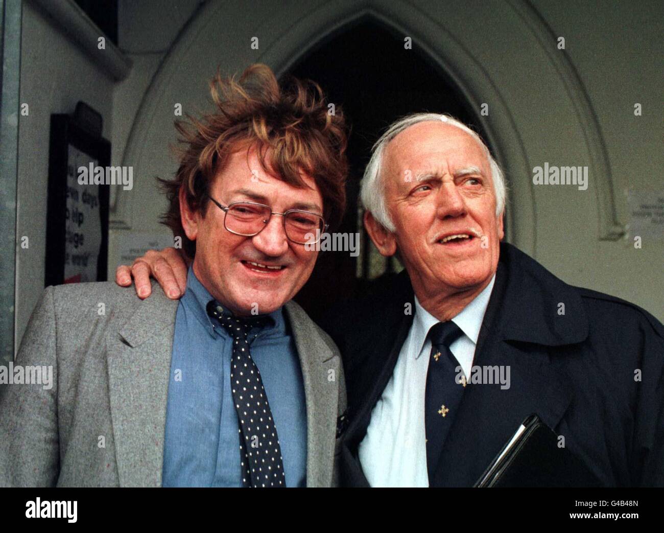 Der walisische Komiker Stan Stennet mit dem walisischen Schauspieler Sion Probert (links), nach dem Trauergottesdienst des Sängerstars Dorothy Squires, heute (Dienstag) in St. Mary's, Port Talbot, Südwales. Foto Barry Batchelor/PA. Siehe PA Story FUNERAL Squires. Stockfoto