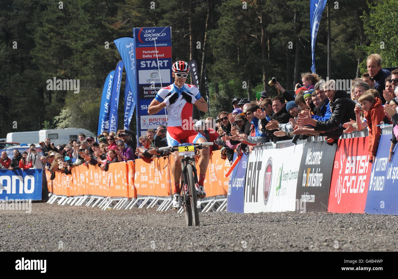 Der tschechische Jaroslav Kulhavy feiert den Gewinn des Elite Cross Country Olympic Mountain Bike World Cup 2 bei den Herren am dritten Tag der UCI Mountain Biking World Series im Dalby Forest, Yorkshire. Stockfoto