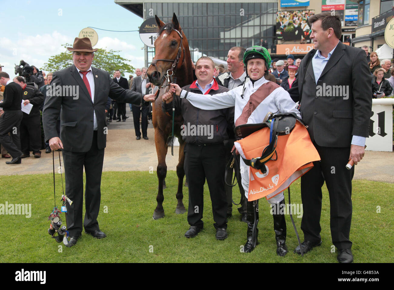 Jockey William Flexible feiert den Gewinn des Yas Handicap auf Roicead während des Abu Dhabi 1000 Guineas Day auf der Curragh Racecourse, Dublin. Stockfoto