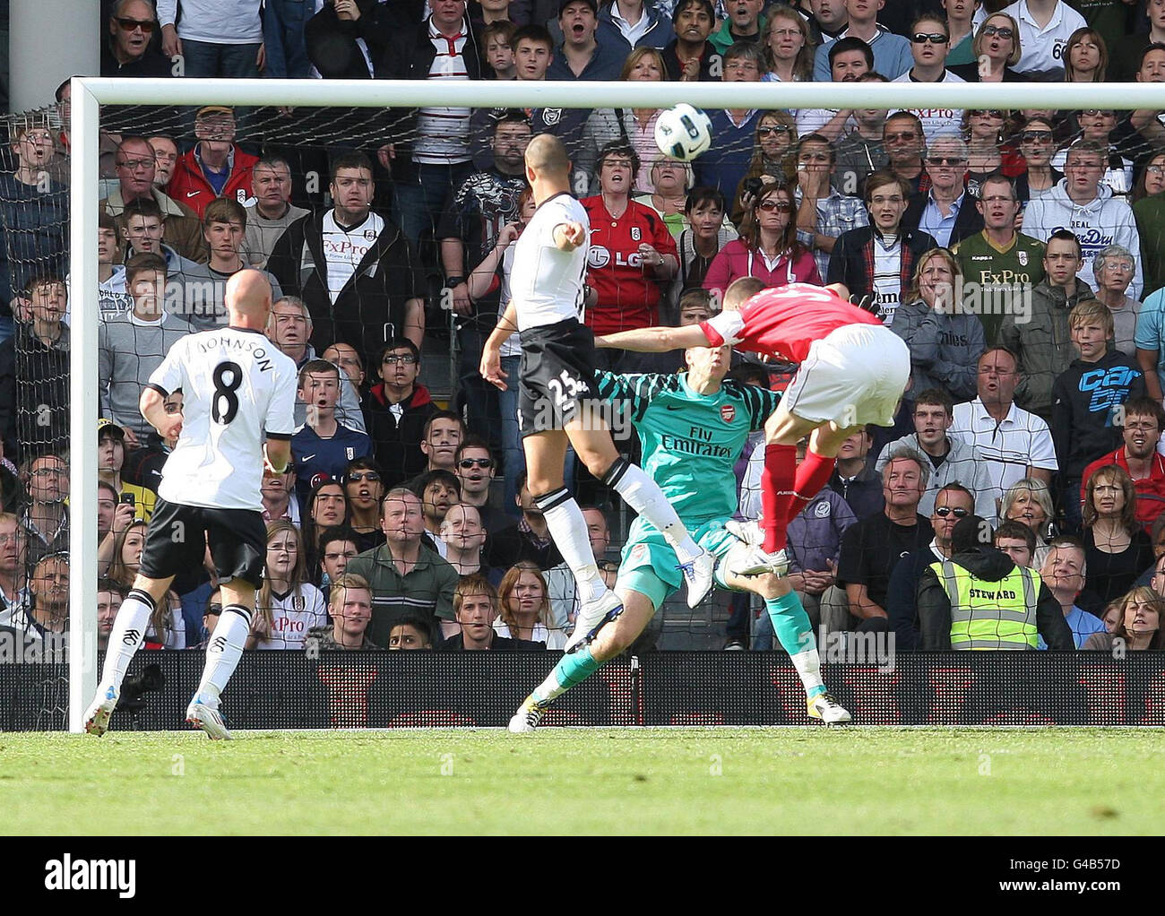 Fußball - Barclays Premier League - Fulham gegen Arsenal - Craven Cottage. Fulhams Bobby Zamora (Mitte) schießt beim Spiel in der Barclays Premier League im Craven Cottage, London, das zweite Tor seines Teams ein. Stockfoto