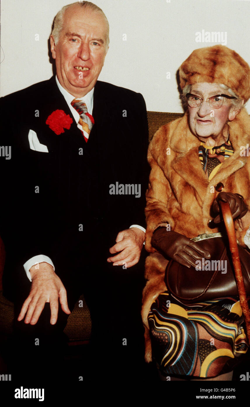PA NEWS PHOTO 25 DIE SCHRIFTSTELLERIN AGATHA CHRISTIE MIT DEM IMPRESARIO PETER SAUNDERS IM SAVOY HOTEL, LONDON, ANLÄSSLICH DER 11/73-JÄHRIGEN GEBURTSTAGSFEIER FÜR IHR LANGJÄHRIGES STÜCK 'DIE MAUSEFALLE'. ES IST DAS LÄNGSTE THEATERSTÜCK IN DER BRITISCHEN THEATERGESCHICHTE UND GEHT IN SEIN 22. JAHR IM BOTSCHAFTERTHEATER Stockfoto