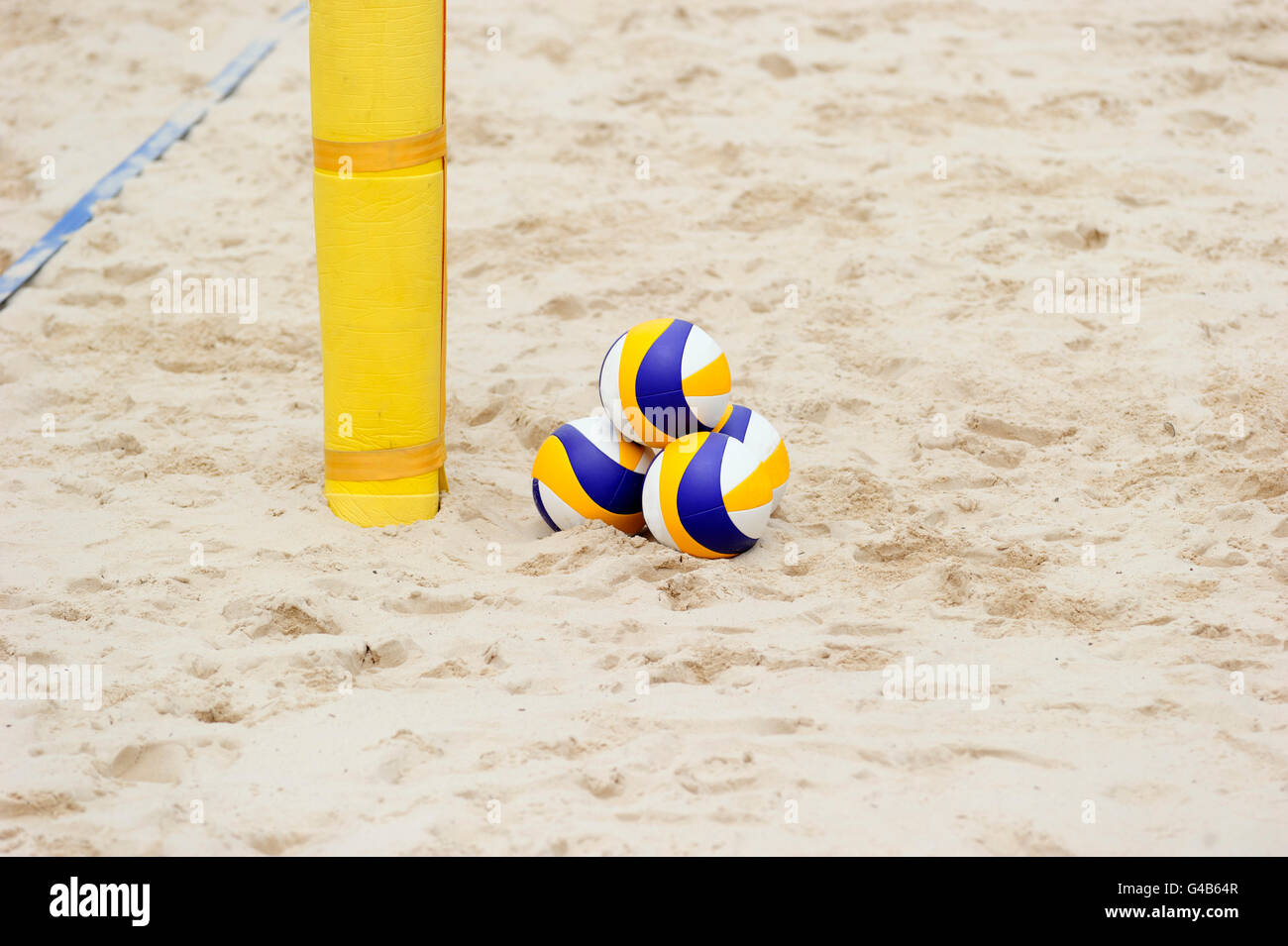 Volleyball-Strand ist ein Stapel von drei Volleybälle sitzen in den Sand alles bereit und wartet Turnierspiel. Stockfoto