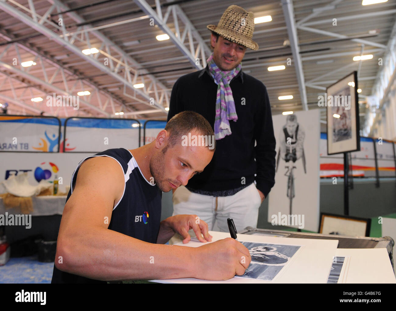 Oscar Pistorius mit dem Künstler Jeremy Houghton beim Start der BT Art of Sport in Manchester. Stockfoto