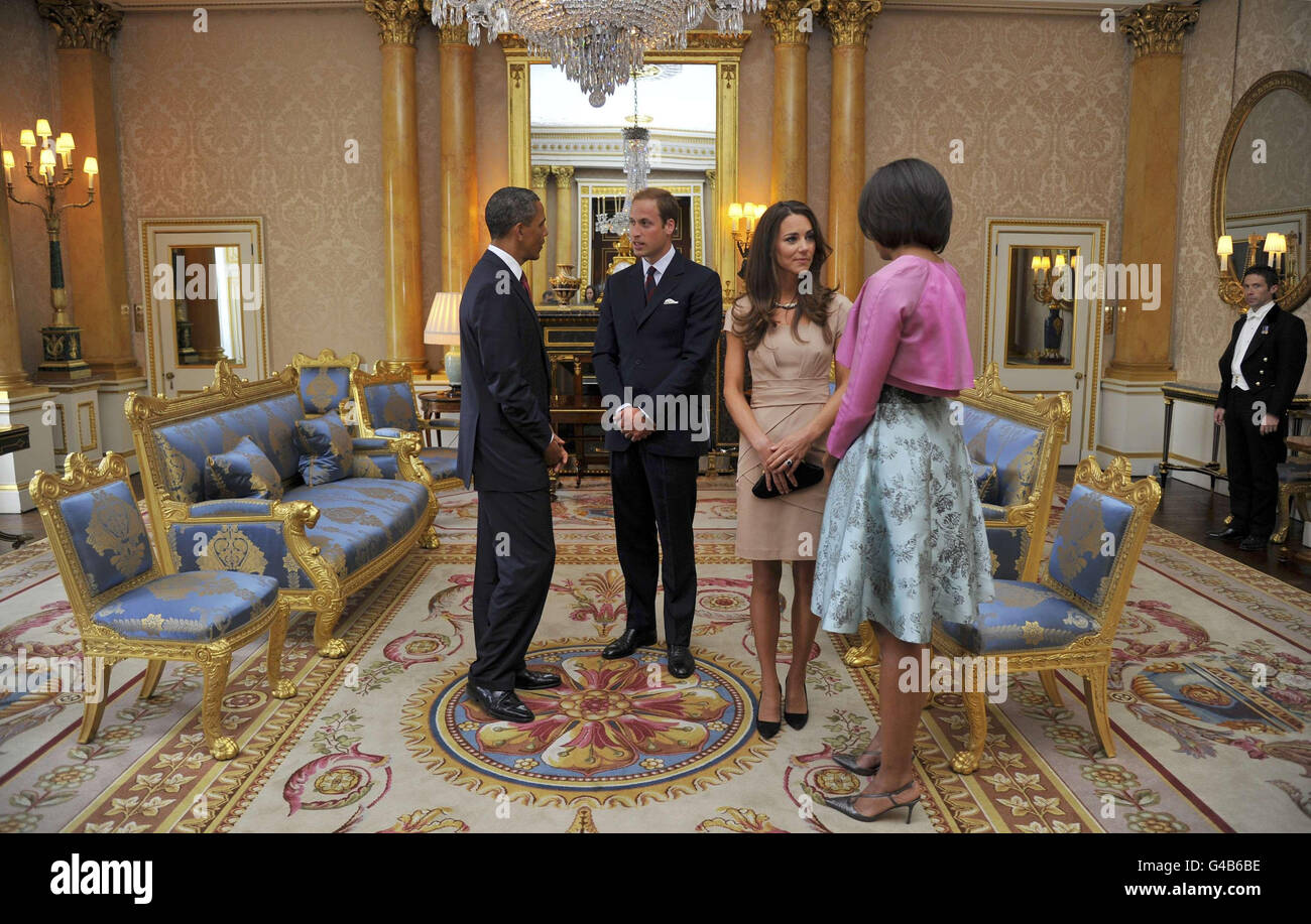 Präsident der Vereinigten Staaten Barack Obama (links) und First Lady Michelle Obama (rechts) treffen sich am ersten Tag des dreitägigen Staatsbesuchs von Präsident Obama in Großbritannien im Buckingham Palace in London mit Prinz William und der Herzogin von Cambridge. Stockfoto