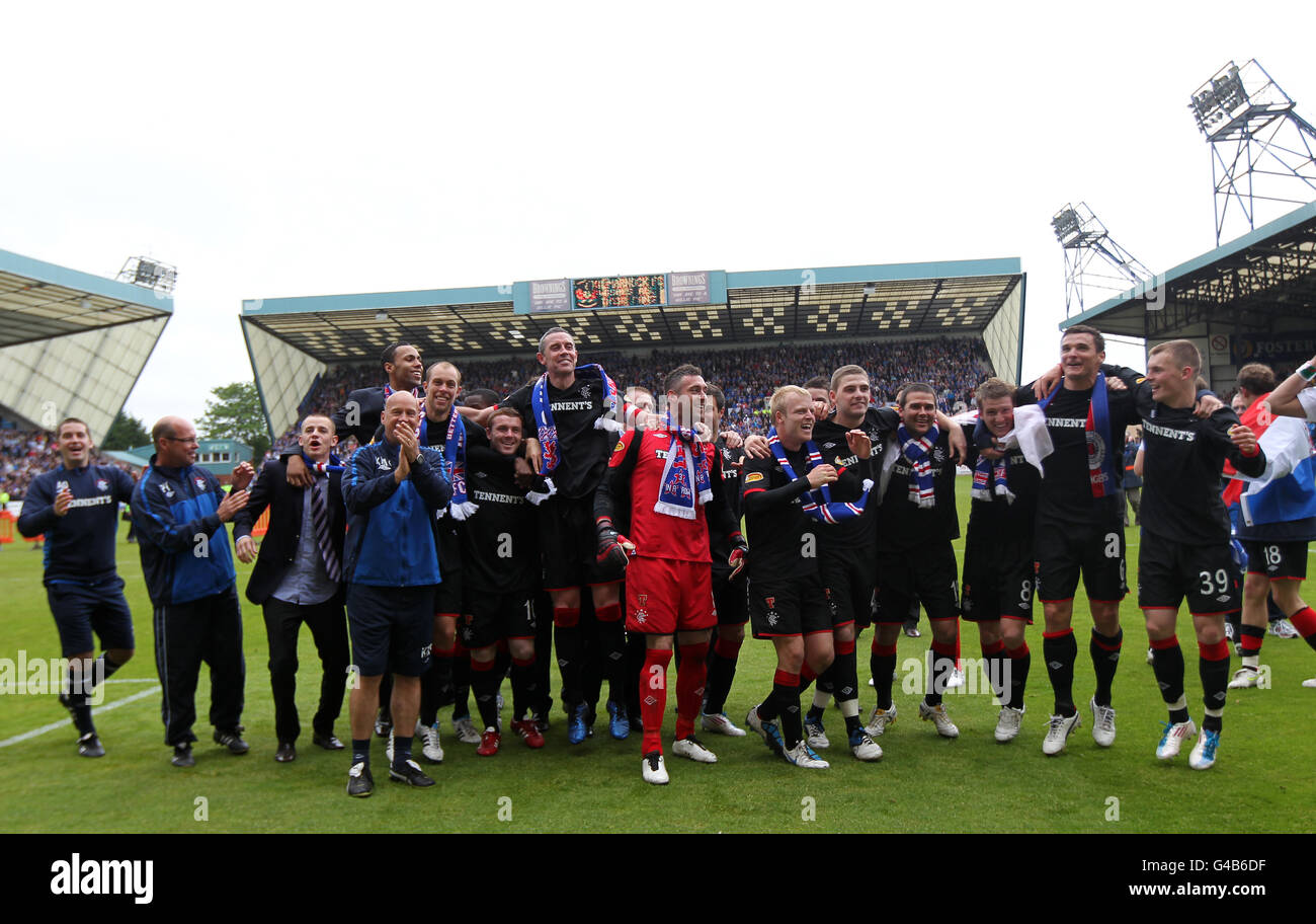 Fußball - Clydesdale Bank Scottish Premier League - Kilmarnock gegen Rangers - Rugby Park. Die Spieler der Rangers feiern den Sieg in der Liga Stockfoto