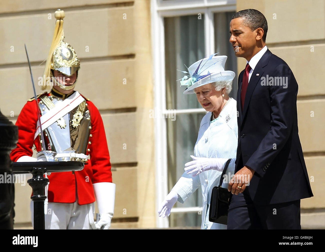 Königin Elizabeth II. Und US-Präsident Barack Obama bereiten sich darauf vor, am ersten Tag des dreitägigen Besuchs von Präsident Obama im Vereinigten Königreich die Ehrenwache, das 1. Bataillon der Schotten Guards, im Buckingham Palace in London zu inspizieren. Stockfoto