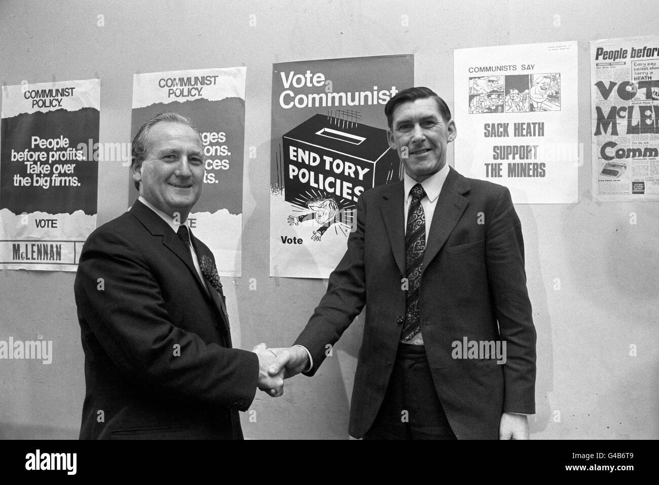 Gordon McLennan, links, kommunistischer Kandidat für St. Pancras, mit Mick McGahey. Stockfoto