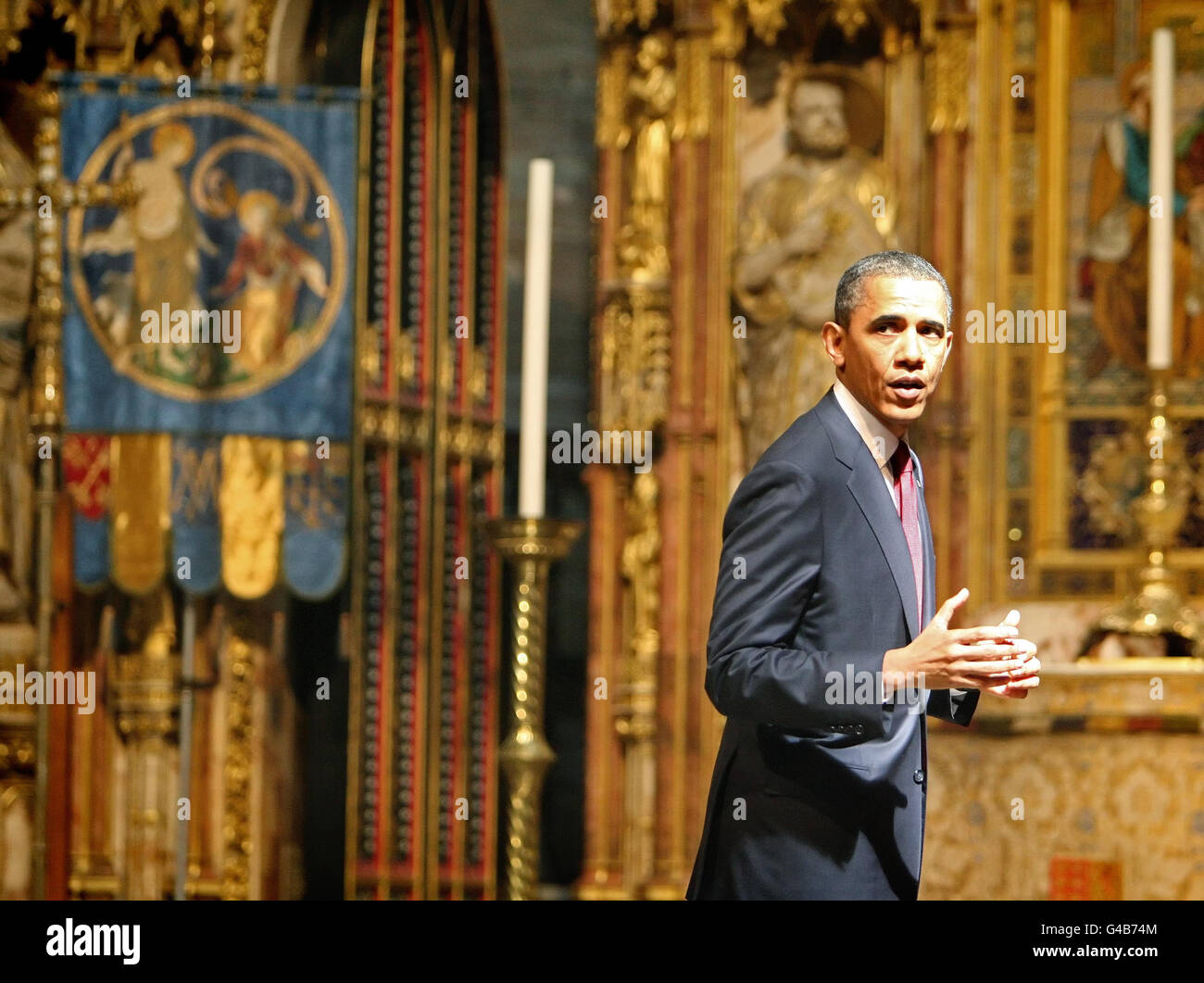 US-Präsident Barack Obama steht vor dem Hochaltar, während einer Tour durch Westminster Abbey im Zentrum von London, im Rahmen seines dreitägigen Staatsbesuchs in Großbritannien. Stockfoto