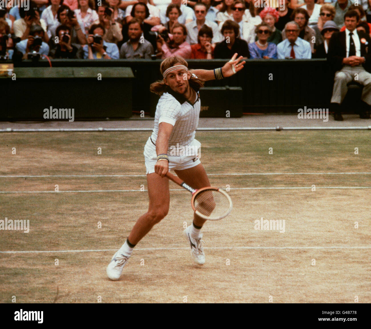 PA-NEWS FOTO 07.07.79 SCHWEDEN BJÖRN BORG IN AKTION AUF DEM CENTRECOURT IN WIMBLEDON TENNIS HERREN EINZEL FINALE IN LONDON GEGEN ROSCOE TANNER DER VEREINIGTEN STAATEN. BJÖRN BORG GEWANN DAS SPIEL UM CHAMPION ZU EINEM VIERTEN AUFEINANDERFOLGENDEN REKORDJAHR Stockfoto