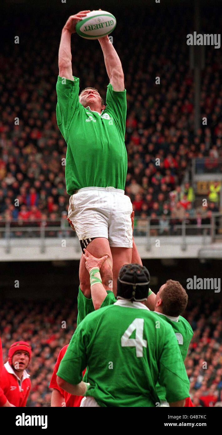 Irlands Malcolm O' Kelly springt hoch in der Linie, um den Ball zu holen, während des heutigen (Samstag) Five Nations Championship Clash in Lansdowne Road in Dublin. Wales besiegte Irland 30-21. PA-Fotos. Stockfoto