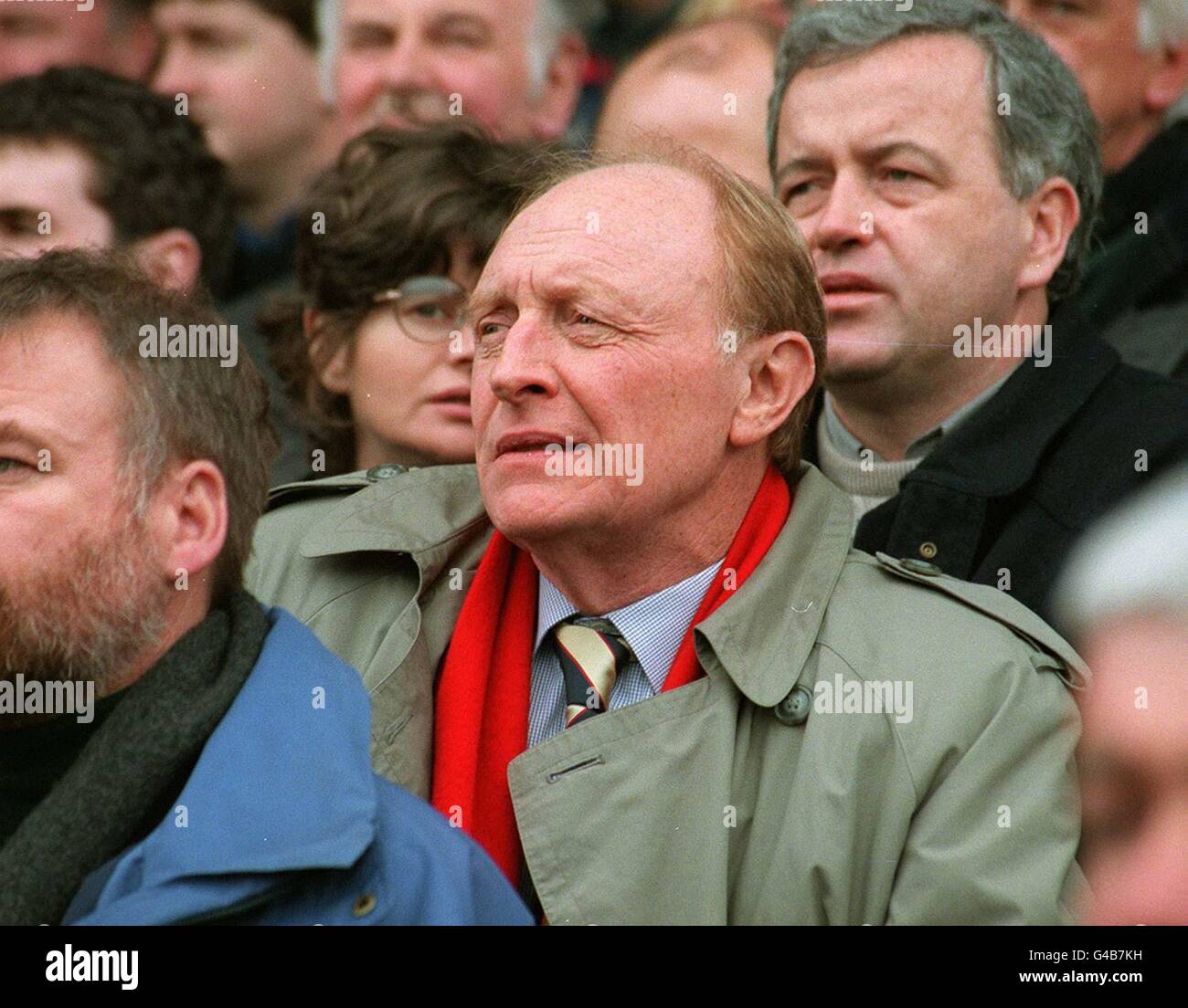 E.C-Kommissar Neil Kinnock, der heute Nachmittag (Samstag) den Five Nations Championship Clash zwischen Irland und Wales in der Lansdowne Road in Dublin beobachtet hat. Wales besiegte Irland 30-21. PA-Fotos. Stockfoto