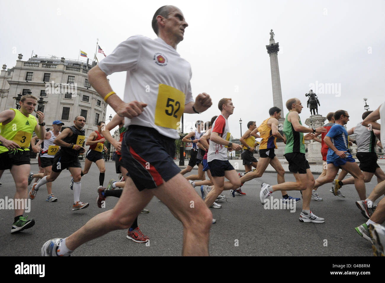 Fünfzig eingeladene Clubläufer laufen am Trafalgar Square auf dem Olympischen Marathon 2012 in London vorbei, während der ersten Testveranstaltung des London 2012 Organizing Committee (LOCOG). Stockfoto