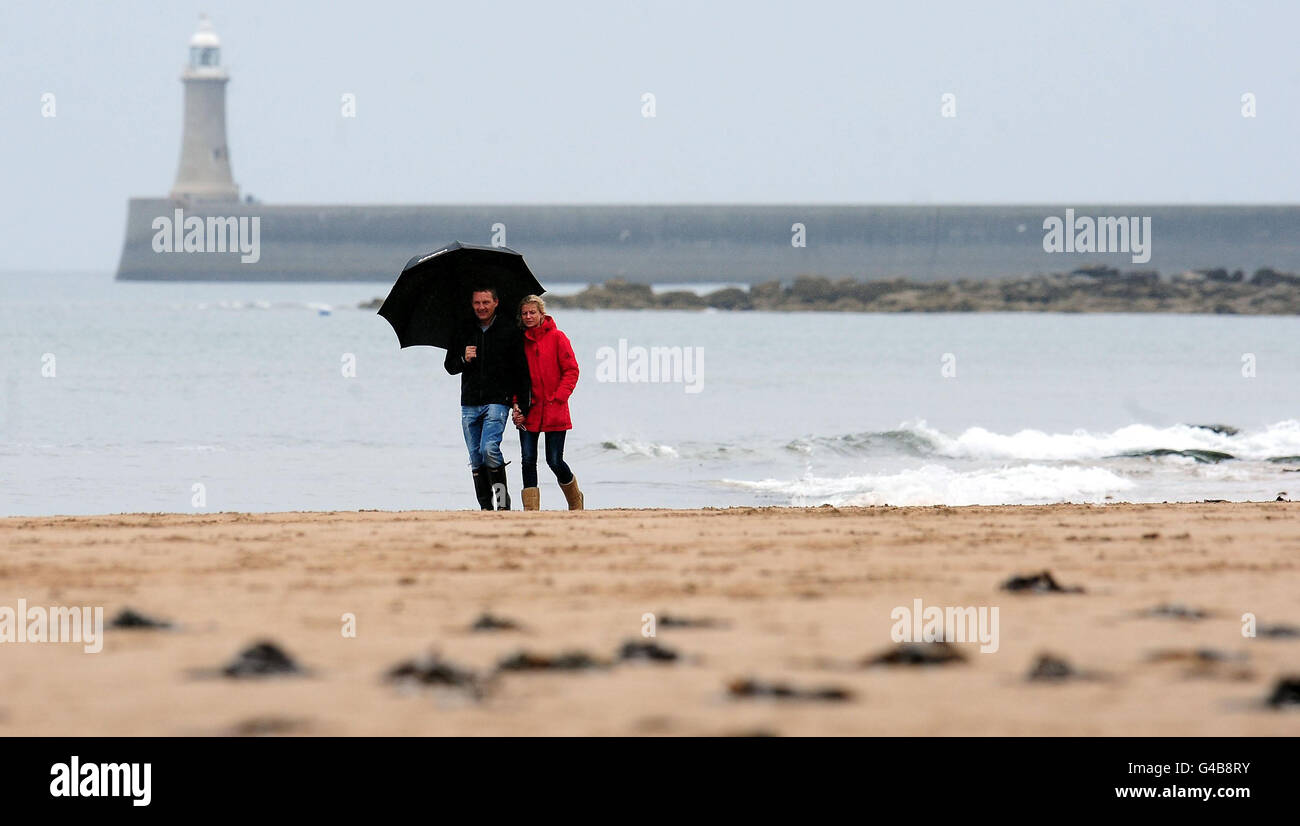 Ein fast leerer Strand in Tynemouth als diejenigen, die hoffen, Bank Holiday Montag am Strand oder neben dem Grill zu verbringen erwartet werden, durch enttäuschendes Wetter heute vereitelt werden. Stockfoto