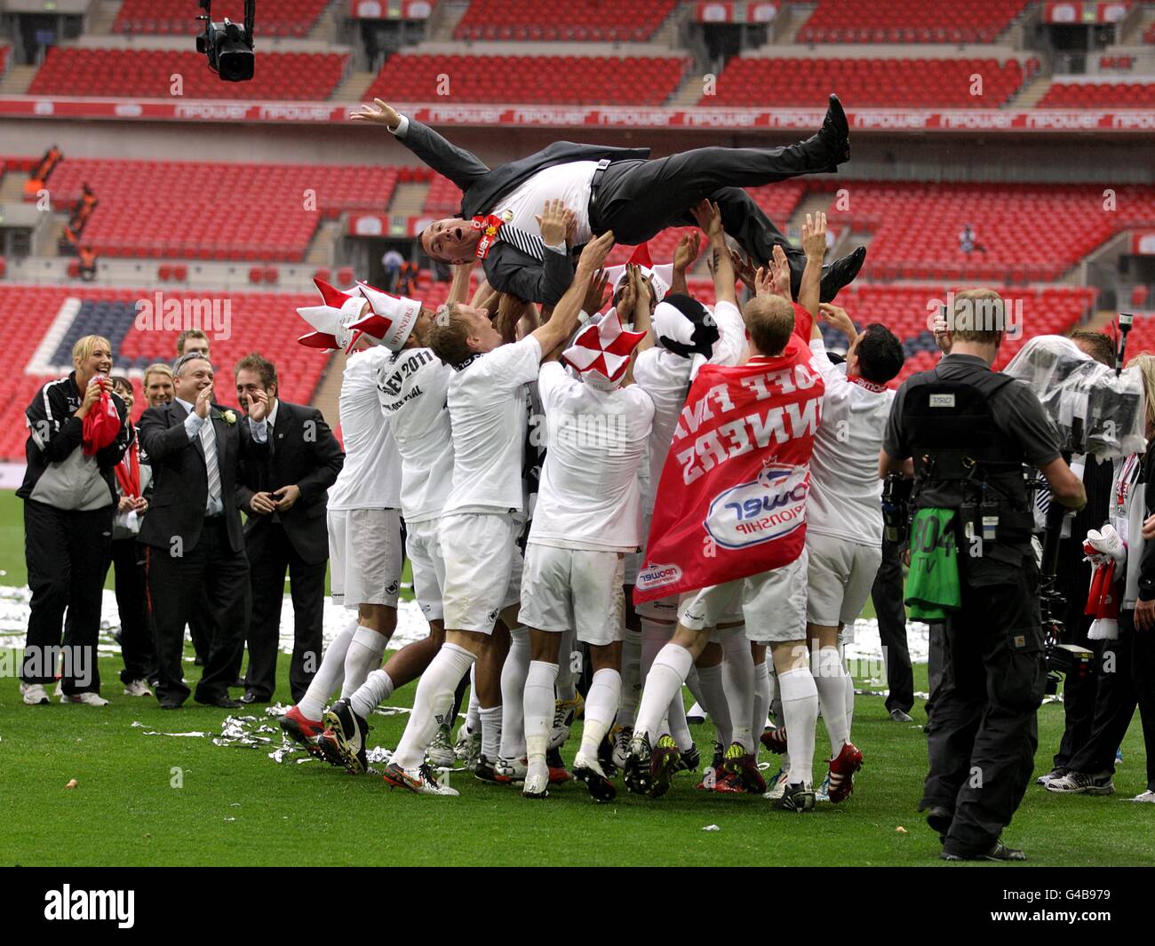 Fußball - npower Football League Championship - Play Off - Finale - Reading gegen Swansea City - Wembley Stadium. Die Spieler von Swansea City feiern die Beförderung, indem sie ihren Manager Brendan Rodgers in die Luft werfen Stockfoto