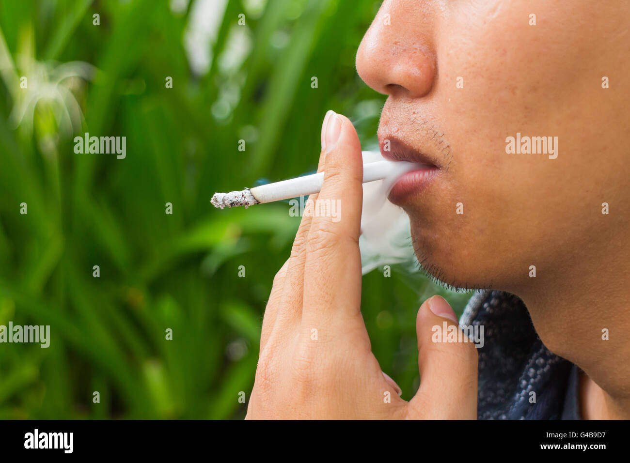 qualmender Zigarette Stockfoto