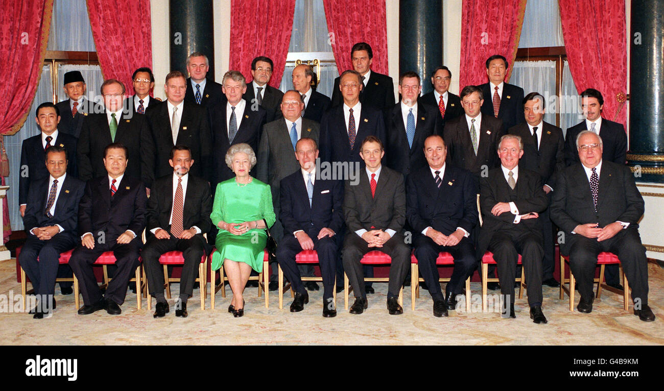 Mitglieder des Asien-Europa-Treffens, fotografiert am Buckingham Palast, heute Abend (Freitag) vor einem Staatsessen, das von der Königin veranstaltet wurde. (Front l/r) Malaysischer Premierminister dato Seri Dr. Mahathir bin Mohamad; koreanischer Präsident Kim DAE-Jung; Sultan von Brunei Haji Hassanal Bolkiah; britische Königin Elizabeth II; Herzog von Edinburgh; britischer Premierminister Tony Blair; französischer Präsident Jacques Chirac; Der Präsident der Europäischen Kommission Jacques Santer und Bundeskanzler Helmut Kohl. (Mittlere Reihe l/r) Premierminister von Japan Herr Ryutaro Hashimoto; Schwedischer Premierminister Herr Goran Persson; Stockfoto