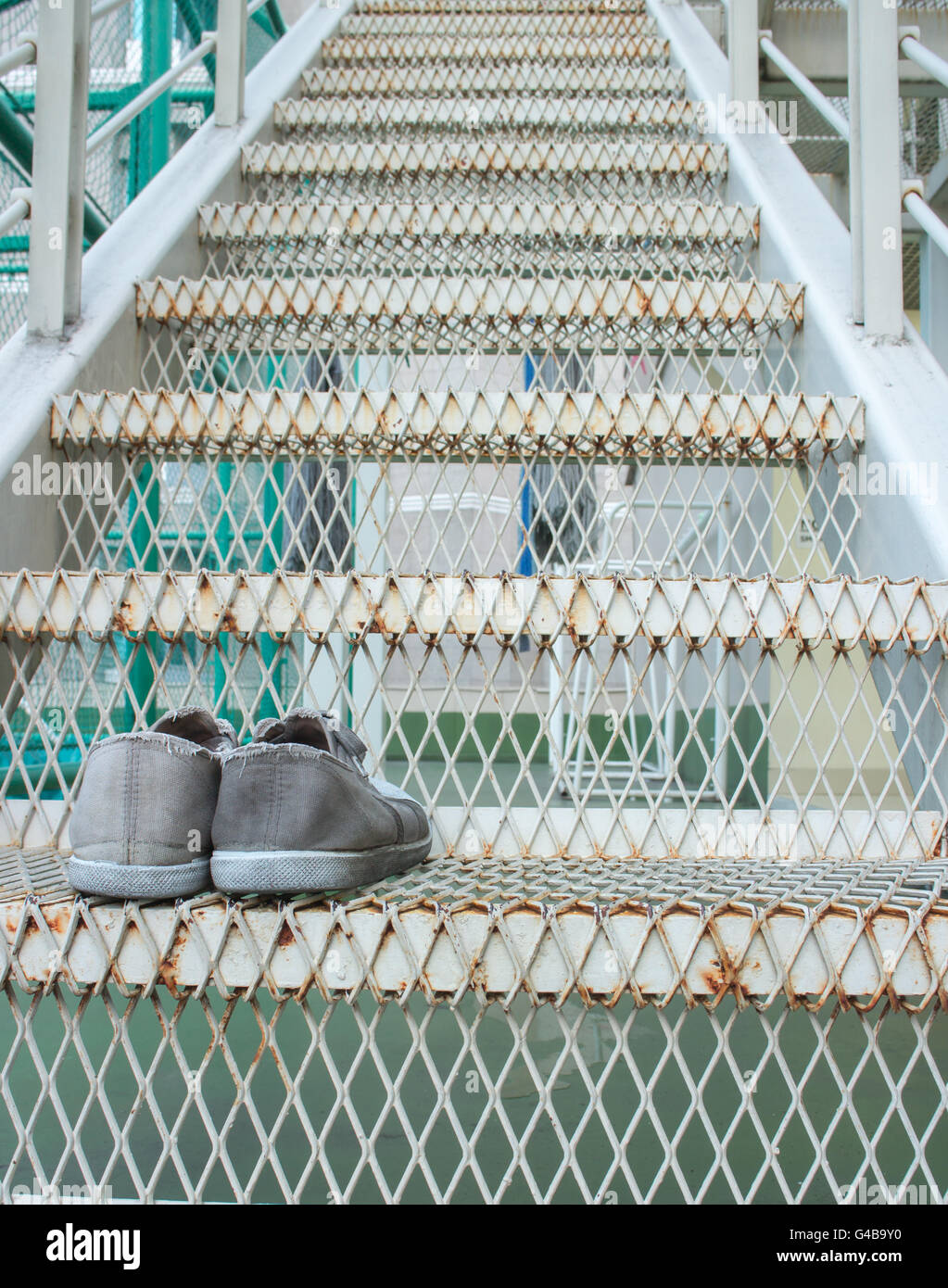 Sneakers auf der Treppe. Ersten Schritt zu machen. Stockfoto