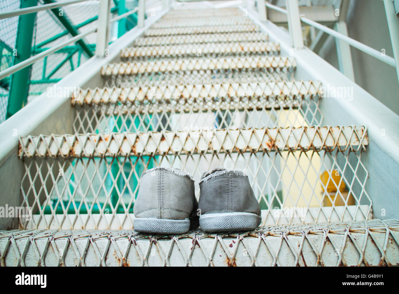 Sneakers auf der Treppe. Ersten Schritt zu machen. Stockfoto