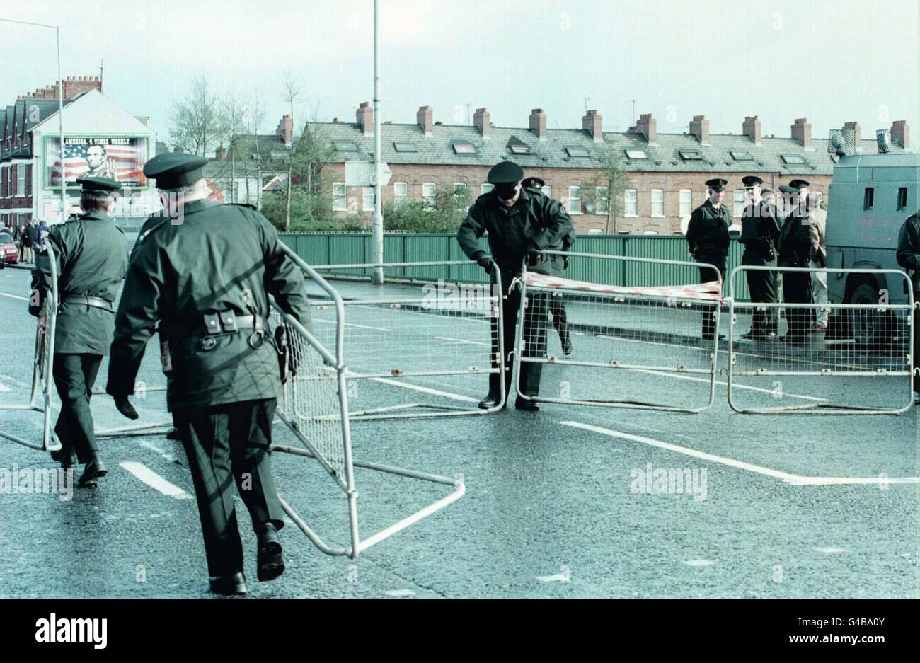 RUC-Beamte blockieren heute (Montag) den Weg des Ballynafeigh Walkers Club, die Ormeau-Brücke in die katholische Lower Ormeau Road, South Belfast, zu überqueren. PA-FOTOS. Siehe PA Story ULSTER Talks March Stockfoto