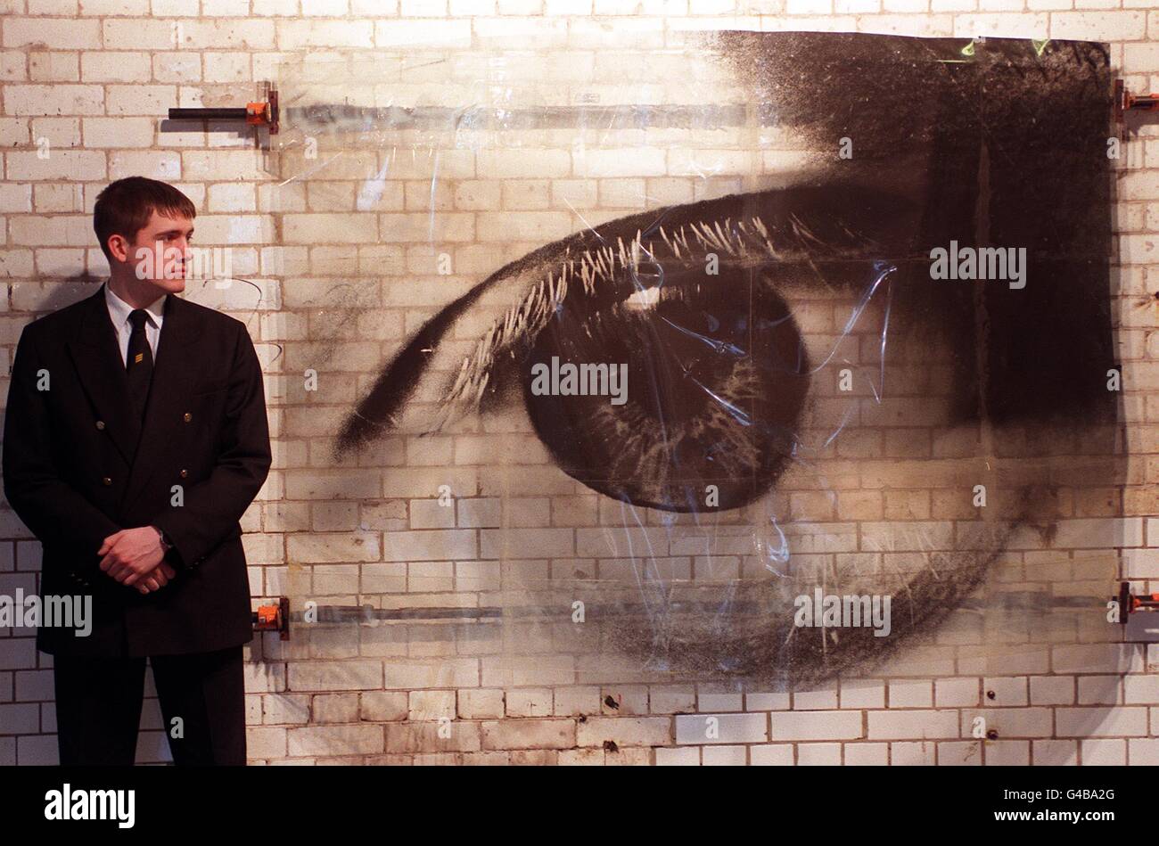 Eye von Starn Twins, heute (Dienstag) bei Christie's Contemporary Art Sale Preview in Clerkenwell, London, vor der Versteigerung am 22. April 1998. Das Stück wird auf 5,000-7,000 geschätzt. Foto von Adam Butler. Stockfoto