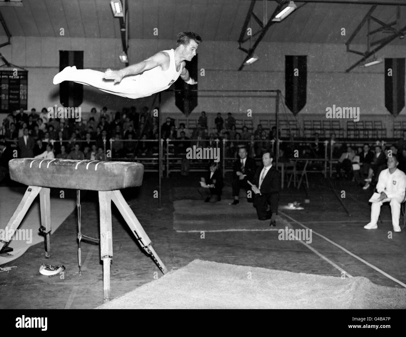 Gymnastik - Großbritannien / Schweiz - RAF Arena, Stanmore. Joseph Knecht aus der Schweiz im Einsatz am Gewölbe Stockfoto