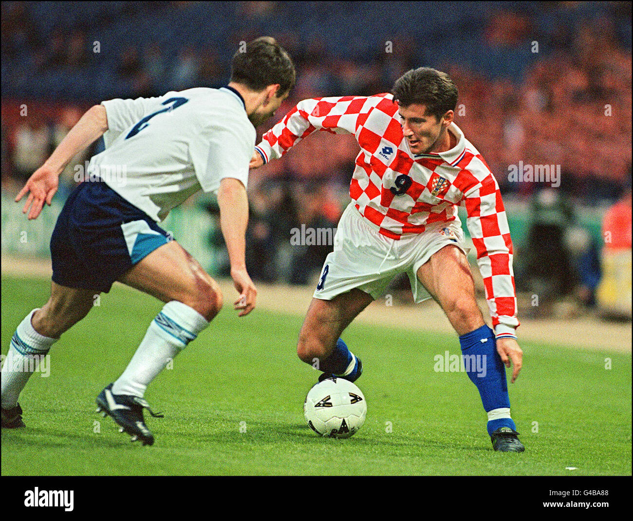 WM 1998 AFP-FOTO der kroatische Stürmer davor Suker (R) wird vom englischen Verteidiger Gary Neville während eines Freundschaftsspiels am 04. April in Wembley (UK) herausgefordert AFP/EPA/Gerry PENNY L'attaquant croate davor Suker (D) tente de dribbler le d fenseur Anglais Gary Neville lor d'un match amical, le 04 avril Wembley (G-B) AFP/EPA/Gerry PENNY Stockfoto