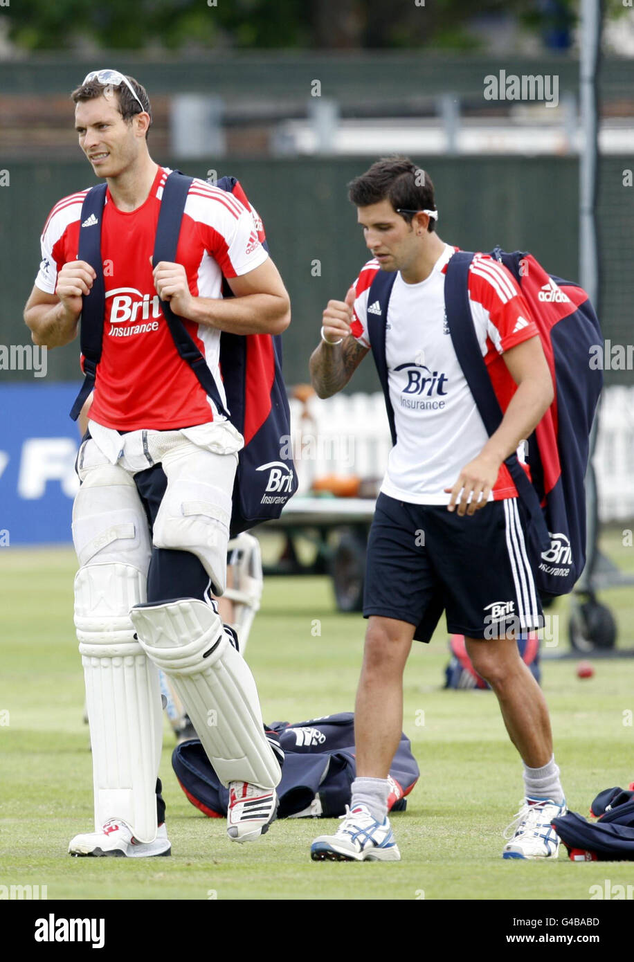 Chris Tremlett aus England (links) und Jade Dernbach während der Nets-Session auf dem Lord's Cricket Ground, London. Stockfoto