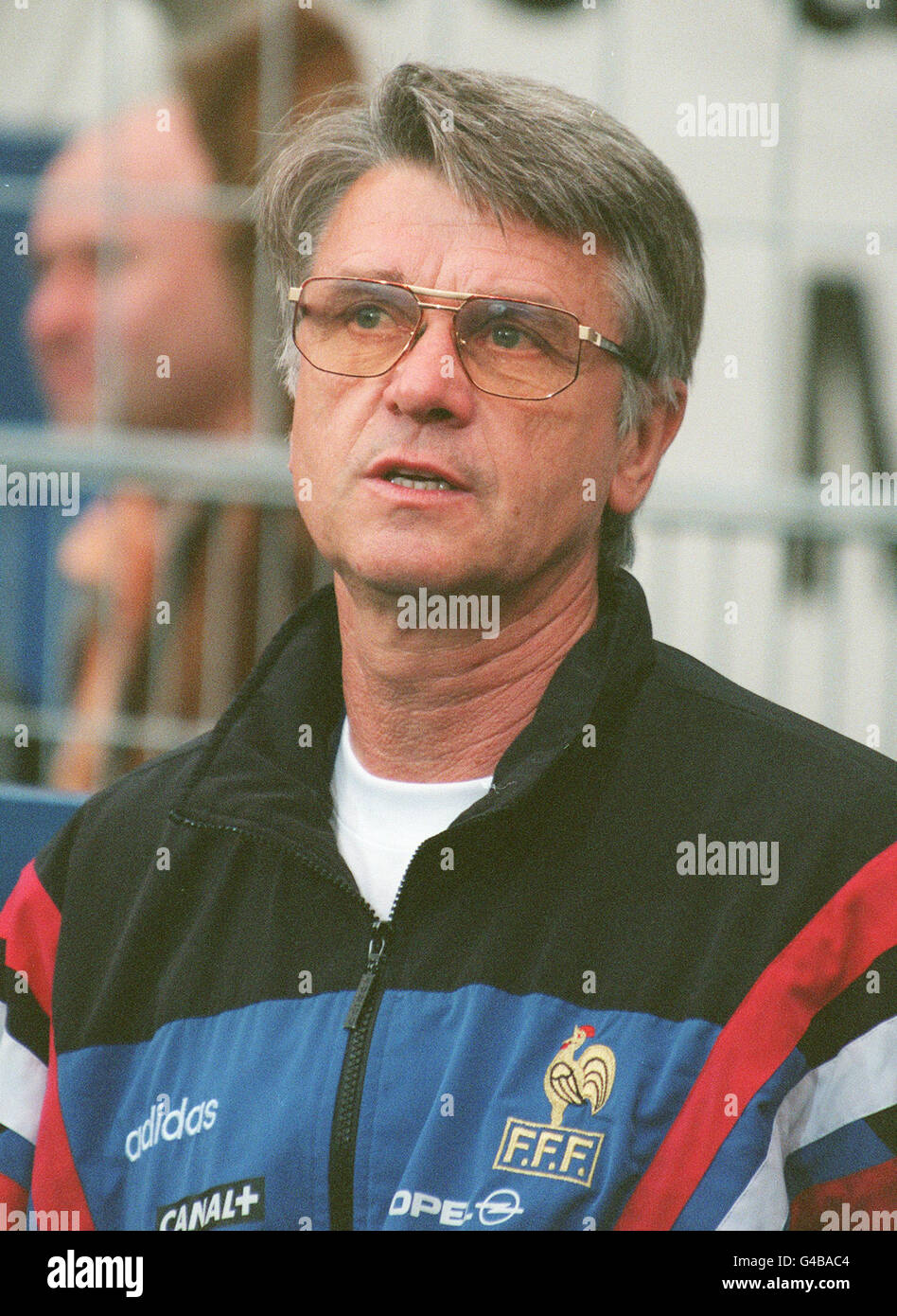 World Cup 1998 AFP Foto Frankreich Fußball-Trainer, Ziel Jacquet, sieht sein Team-Spiel gegen Italien, 03. Juni in Paris. AFP/Eric FEFERBERG L'entra Neur de l' Quipe de France, Ziel Jacquet, Regarde Sohn Quipe Jouer Contre Italie, le 03 Juin Paris. AFP/Eric FEFERBERG Stockfoto