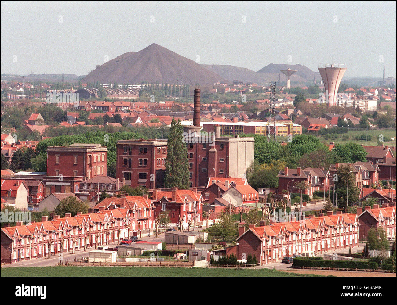 1998 World Cup AFP PHOTO Overhead Blick auf Bergbau-Gehäuse in den Vororten von Objektiv, 01 April genommen. Objektiv ist eines der zehn Städte gewählt, um Spiele während der Fußballweltmeisterschaft 1998 statt in Frankreich vom 10. Juni bis 12 Juli. AFP/G Rard CERLES Vue ein Rienne Prise le 01 Avril Dans la Banlieue de Linse d'habitations Mini res Objektiv est l'une des Dix Villes s Lectionn es Accueillir des Spiele pour De La Coupe du Monde de Fußball Qui Se d Roulera En France du 10 Juin au 12 Juillet 1998. AFP/G Rard CERLES Stockfoto