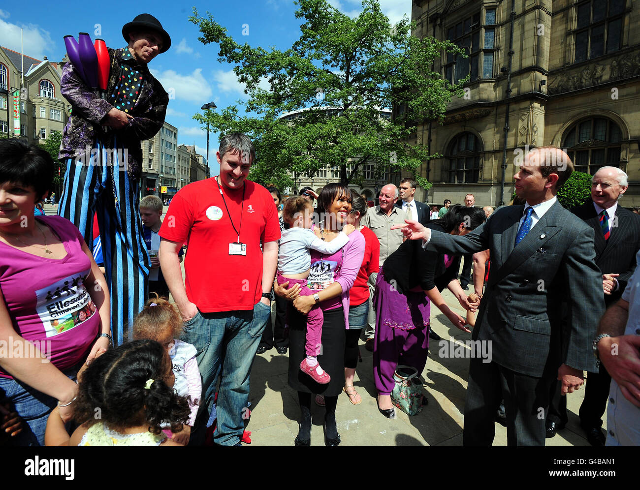 Der Earl of Wessex schließt sich den Kindern des Ellesmere Children's Center an, die versuchen, den bestehenden Weltrekord von Hoppscotch vor Sheffield Town Hall zu schlagen. Stockfoto