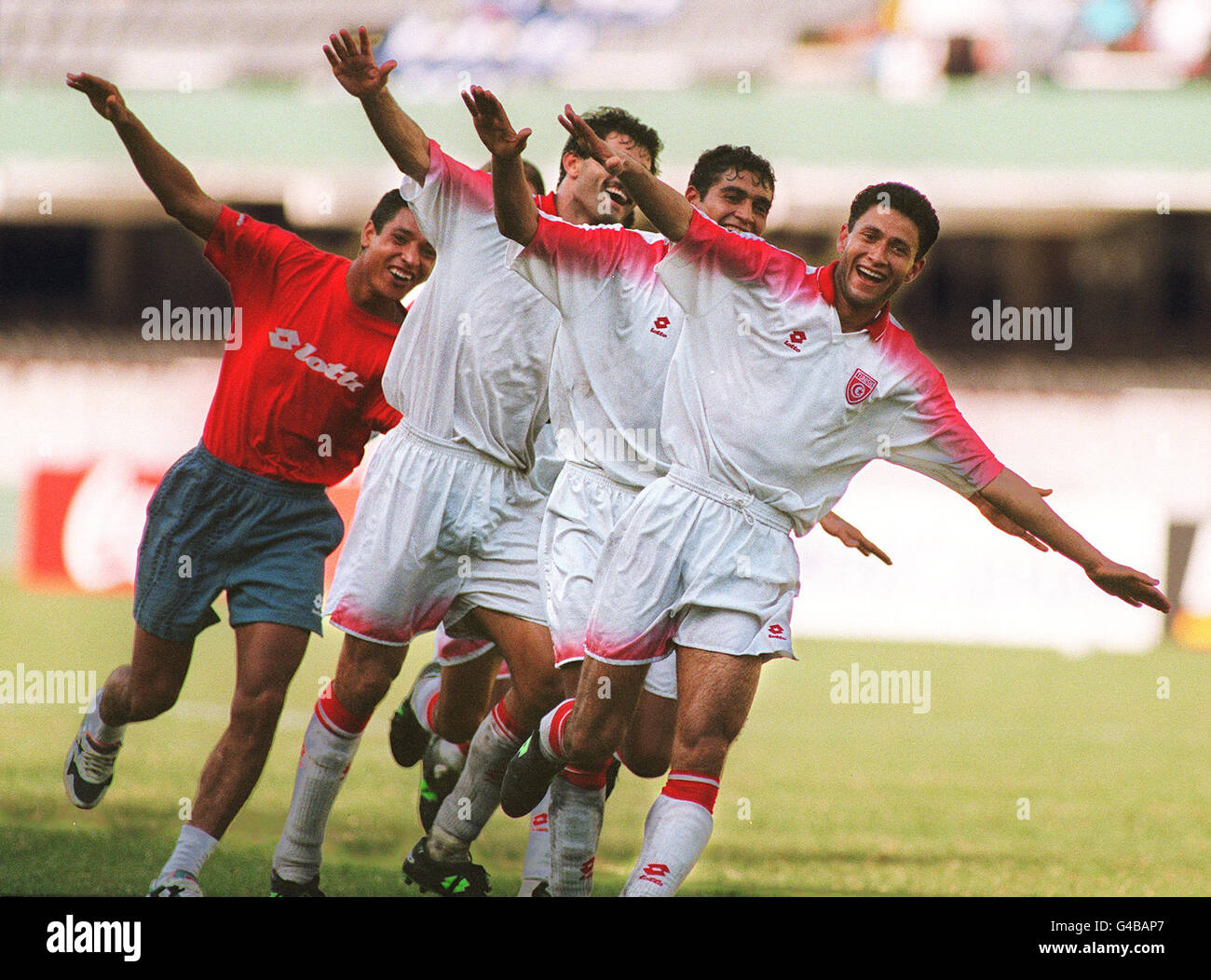 1998 World Cup AFP PHOTO Tunesiens Zoubeir Beya führt seine Teamkollegen in der Feier nach dem Spiel gegen Sambia 4-2 während ihrer afrikanischen Nationen-Pokal-Halbfinale 31 Januar in Durban (Südafrika). AFP/Philip LITTLETON Le Tunisien Zoubeir Beya (D) C l Bre Avec ses co Quipiers la Victoire (4-2) de Son Quipe Contre la Zambie, le 31 Janvier Durban (AfS), En Demi-Finale De La Coupe d ' Afrique des Nations. AFP/Philip LITTLETON Stockfoto