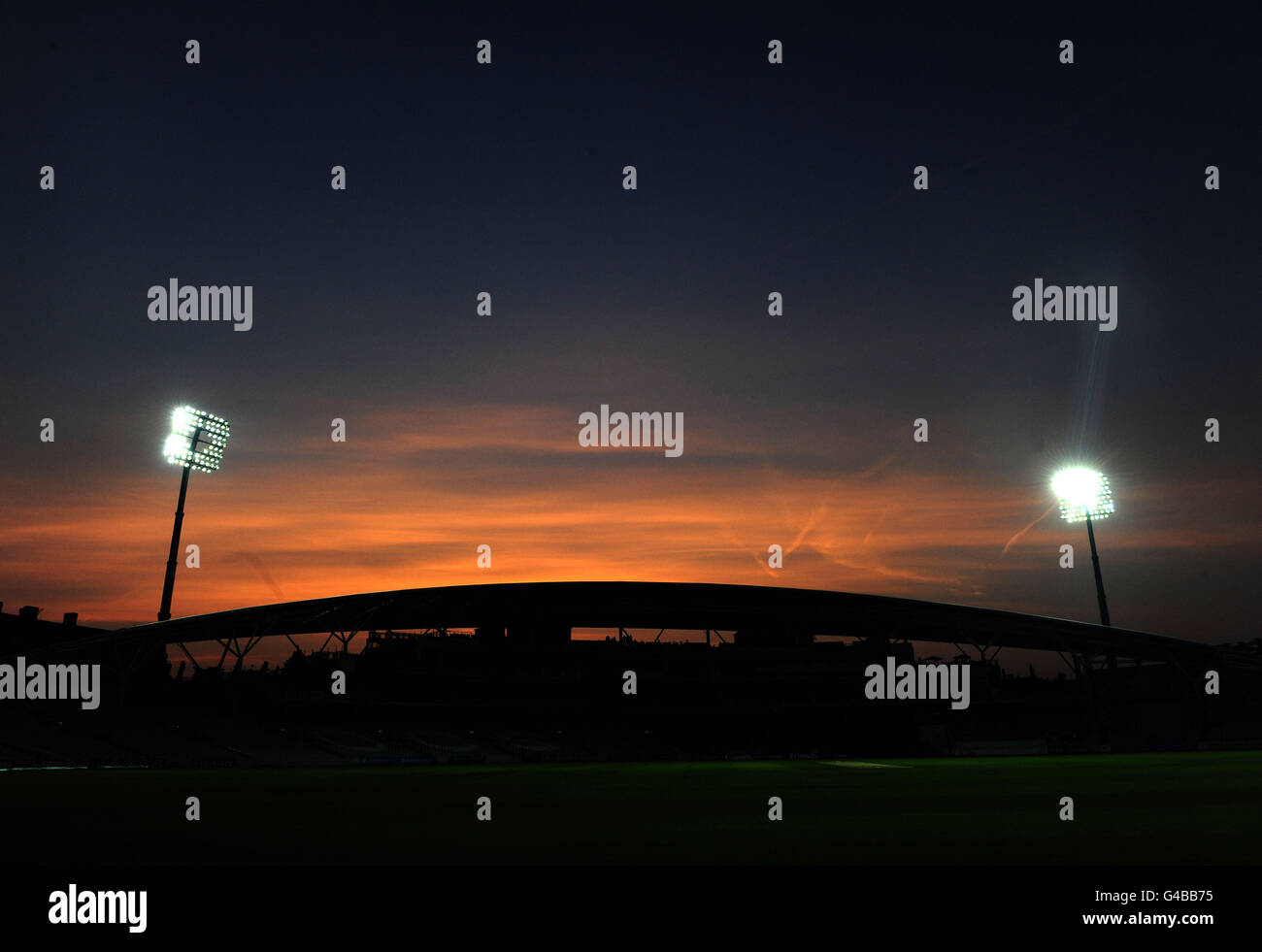 Sonnenuntergang über dem Kia Oval nach dem Spiel zwischen Surrey Lions und Gloucestershire Gladiators Stockfoto